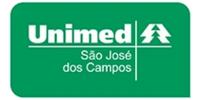 Logo da operadora de planos de saúde Unimed São José dos Campos, um pinheiro representando o cooperativismo com o escrito Unimed São José dos Campos em branco num fundo verde