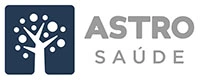 Logo da corretora Astro Saúde, arvore azul a esquerda com o nome Astro destacado em cinza escuro a sua direita com o saúde abaixo